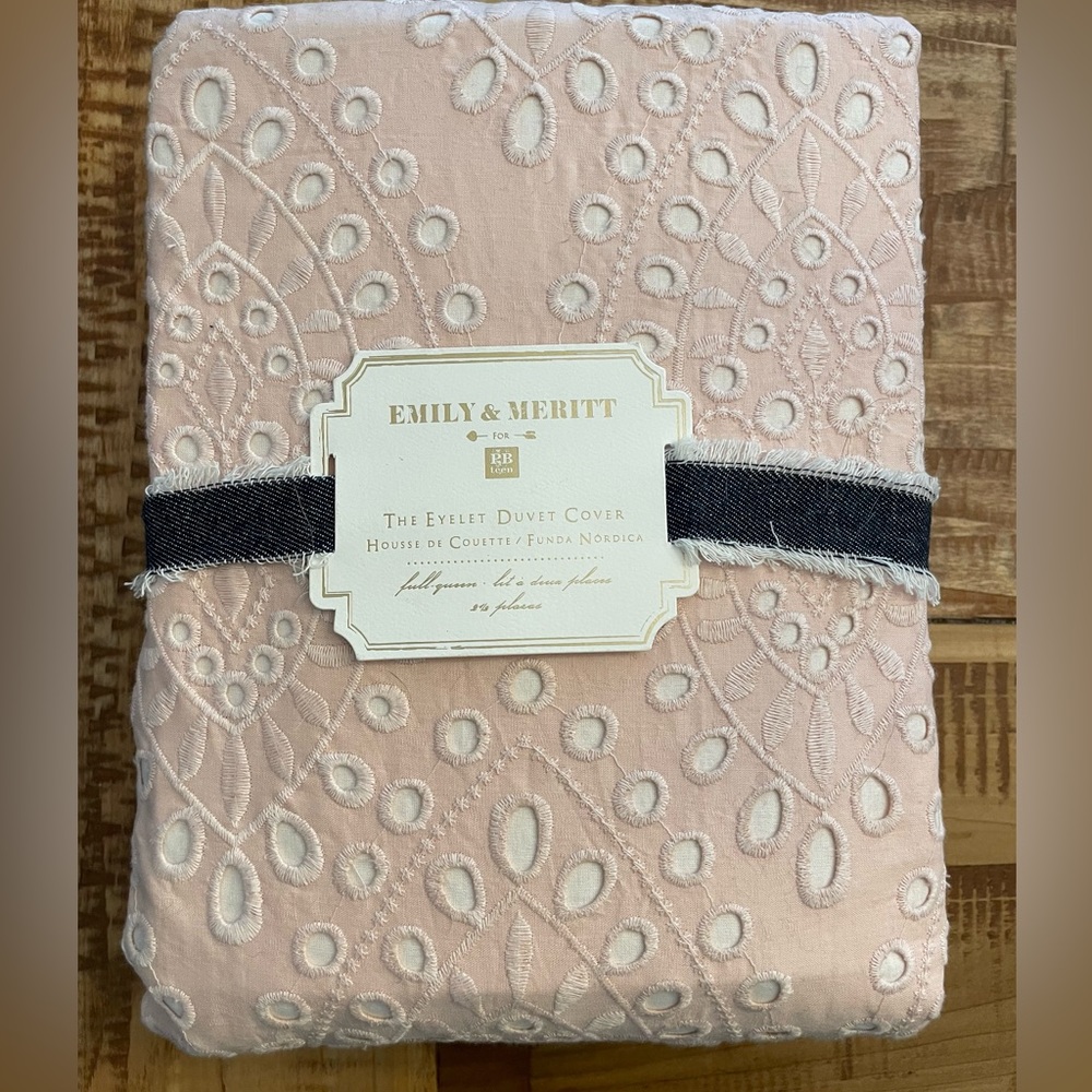 Pottery Barn Teen - Emily & Meritt Duvet Cover - Full/Queen. Color : Nude Blush